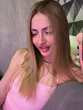 Snapshot of Elizabeth_Tay chatting on June 3, 2026, 6:56 pm Elizabeth Tay online show from June 3, 2026, 6:56 pm