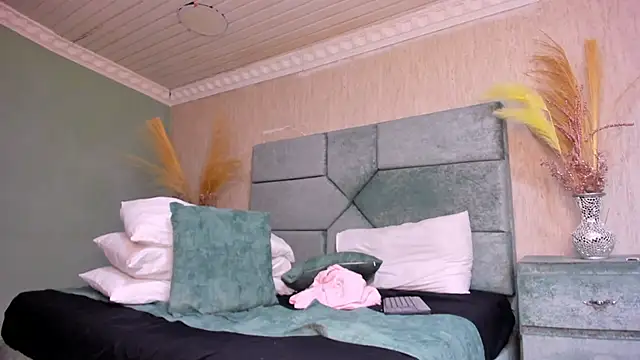 NatashaLimaa online show from November 19, 2025, 3:17 am