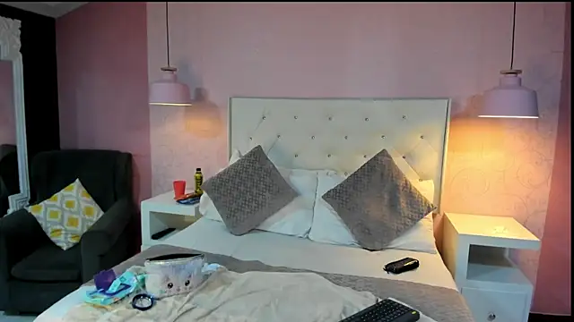 NatashaLimaa online show from November 6, 2025, 5:22 am