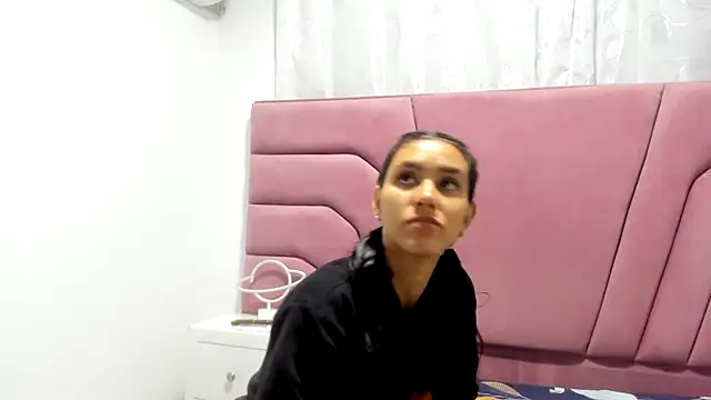 miajhonsonx online show from October 13, 2025, 12:18 pm