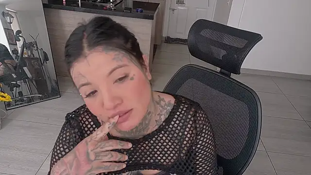 Unatatuada online show from November 4, 2025, 7:28 pm