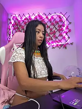Snapshot of RaquelOficial chatting on October 1, 2025, 1:37 pm RaquelOficial online show from October 1, 2025, 1:37 pm