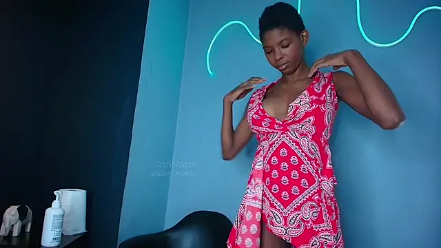 CamilaaSaenz online show from October 21, 2025, 11:53 am