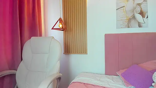 Snapshot of KoraRousee chatting on October 10, 2025, 1:01 pm KoraRousee online show from October 10, 2025, 1:01 pm