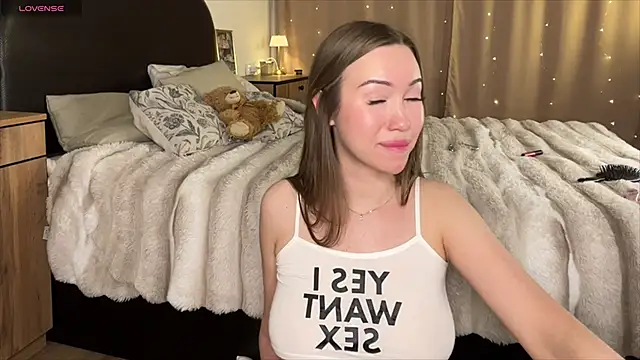 Amelia Ray  online show from May 2, 2026, 11:32 pm