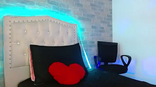 oliviarichard  online show from November 8, 2025, 2:31 pm