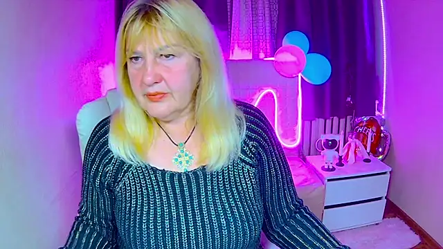 Snapshot of EmmaEllison chatting on October 7, 2025, 11:55 am EmmaEllison online show from October 7, 2025, 11:55 am