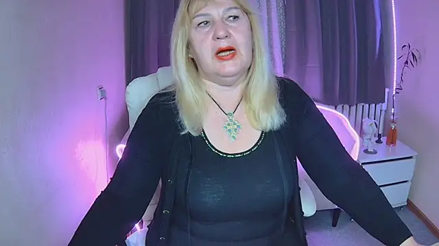 Snapshot of EmmaEllison chatting on November 12, 2025, 6:50 am EmmaEllison online show from November 12, 2025, 6:50 am