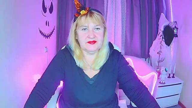 Snapshot of EmmaEllison chatting on October 31, 2025, 7:05 am EmmaEllison online show from October 31, 2025, 7:05 am