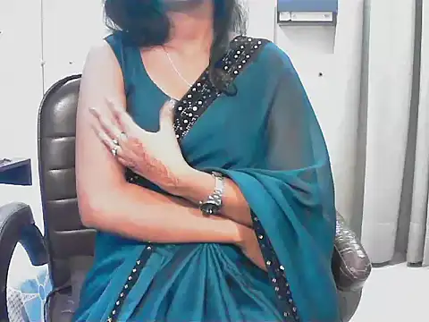 short girl  online show from November 9, 2025, 4:55 pm