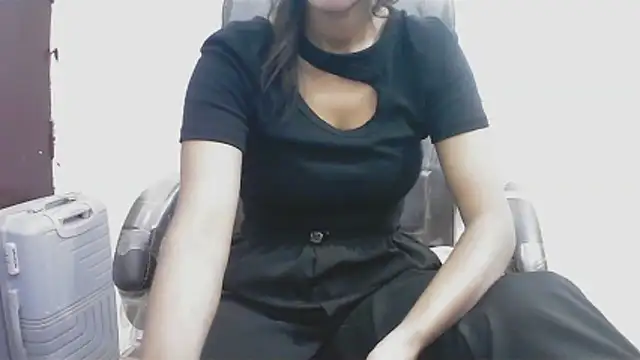 short girl  online show from April 16, 2026, 5:14 pm