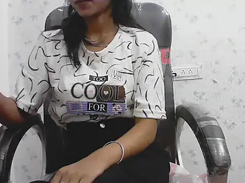 short girl  online show from April 8, 2026, 5:03 pm