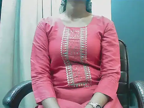 short girl  online show from October 10, 2025, 4:41 pm