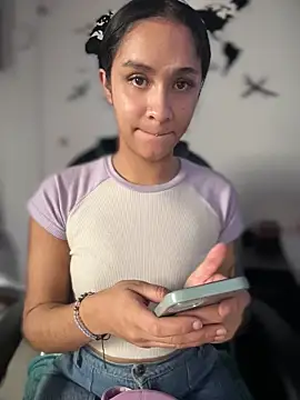 Isabella-Teen online show from May 11, 2026, 1:23 pm