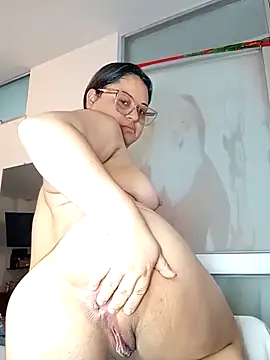 Chiki hot92 online show from November 25, 2025, 11:48 pm