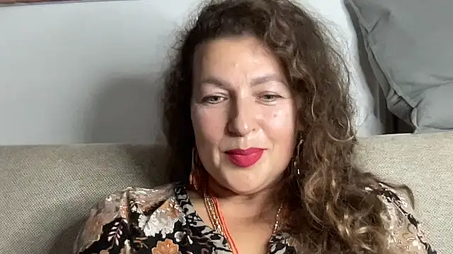 Elviora online show from October 7, 2025, 7:59 pm