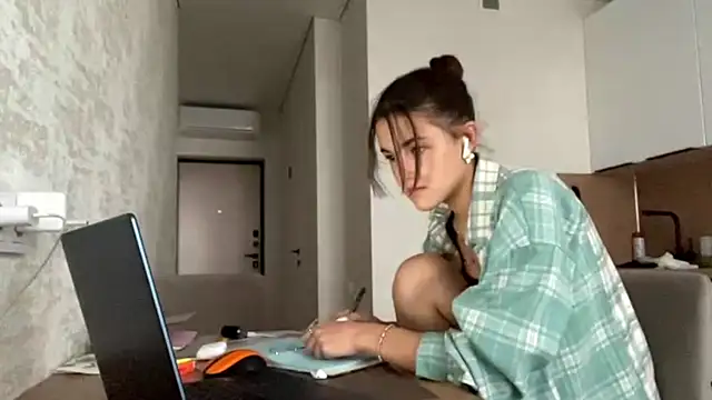 FavorLeila online show from September 28, 2025, 1:18 pm