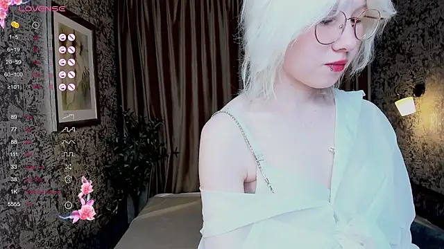 AlettaEve online show from October 10, 2025, 1:23 pm