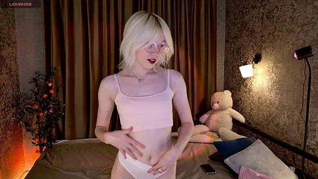 AlettaEve online show from November 6, 2025, 5:06 pm