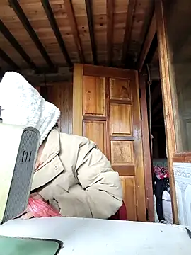 lily-00 online show from December 4, 2025, 4:44 am