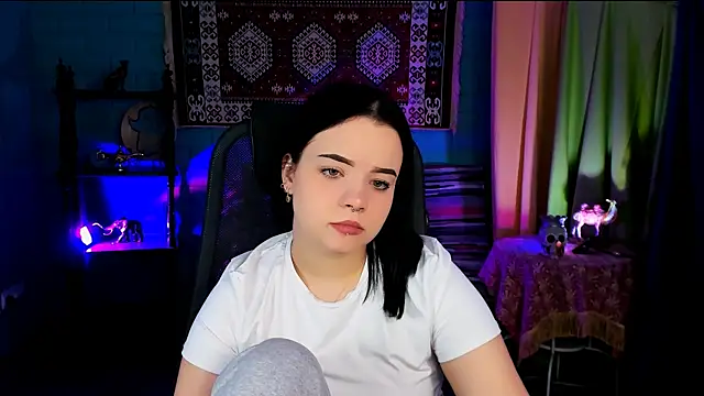 leslierowe  online show from November 29, 2025, 1:22 pm