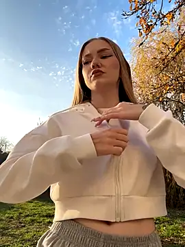 MilaMoone online show from November 28, 2025, 12:27 pm