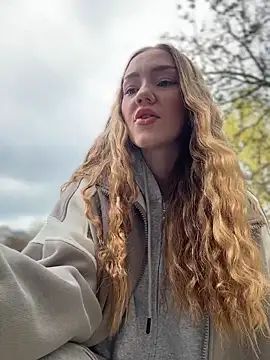 MilaMoone online show from April 5, 2026, 10:44 am