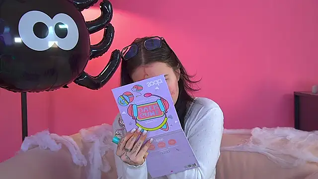 Snapshot of AnneAvery chatting on November 1, 2025, 6:30 am AnneAvery online show from November 1, 2025, 6:30 am