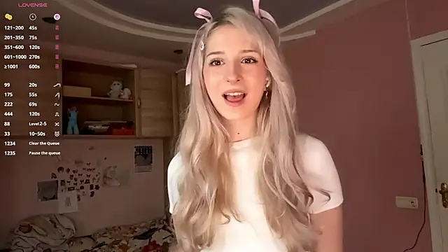 FridaAaberg online show from October 10, 2025, 7:31 am