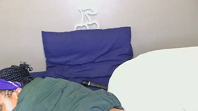 Serafynn online show from December 1, 2025, 5:14 pm