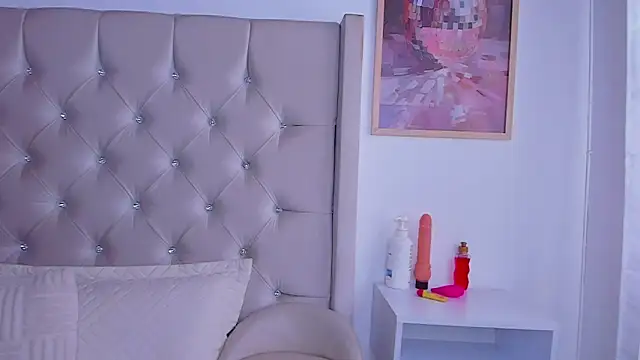 Snapshot of EmmaaHills chatting on October 31, 2025, 5:31 pm EmmaaHills online show from October 31, 2025, 5:31 pm