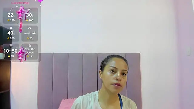 HoollyHendrix online show from October 17, 2025, 8:10 pm