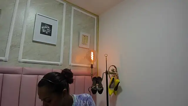 HoollyHendrix online show from December 19, 2025, 8:55 pm