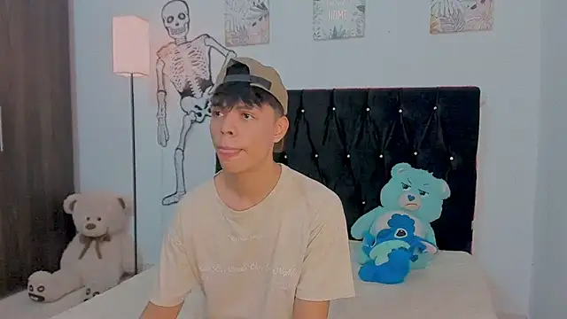 Zacktorres  online show from October 25, 2025, 10:10 pm