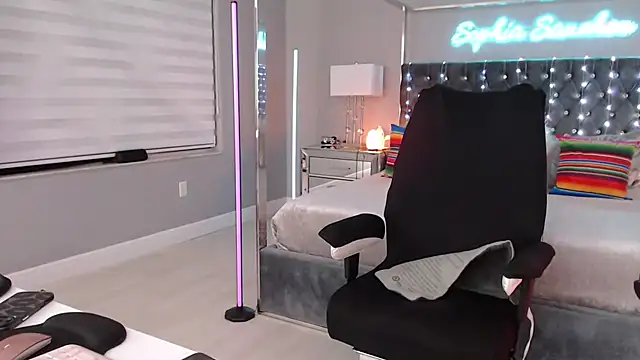 theofficialsophiasanchez online show from April 18, 2026, 4:37 am