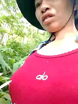 Snapshot of donna-bae chatting on May 7, 2026, 1:32 am donna-bae online show from May 7, 2026, 1:32 am