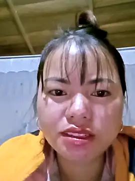 emly-xinh18 online show from October 23, 2025, 12:37 pm