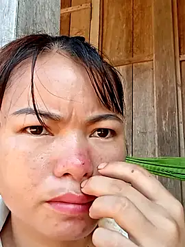 emly-xinh18 online show from October 20, 2025, 2:57 am