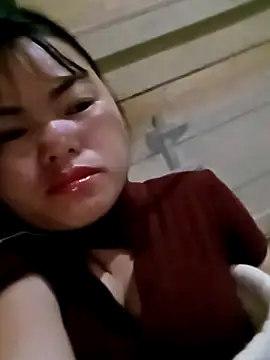 emly-xinh18 online show from October 31, 2025, 9:54 pm