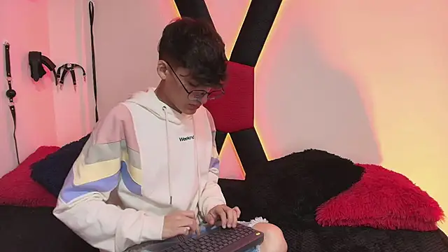 bellmontneon online show from November 10, 2025, 11:26 am