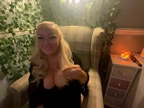 Snapshot of BonnyDesire chatting on December 15, 2025, 8:25 pm BonnyDesire online show from December 15, 2025, 8:25 pm