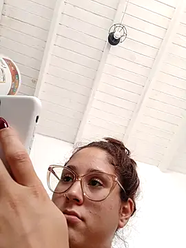Snapshot of linameii chatting on February 12, 2026, 4:29 pm linameii online show from February 12, 2026, 4:29 pm