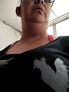 saraqueen-- online show from September 21, 2025, 9:20 pm