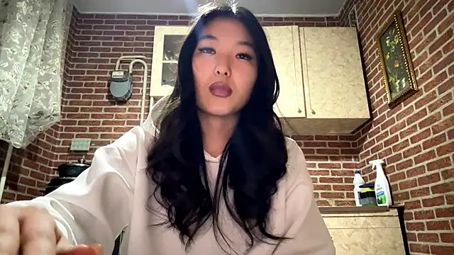 EmmaLeexth online show from February 9, 2026, 2:04 pm