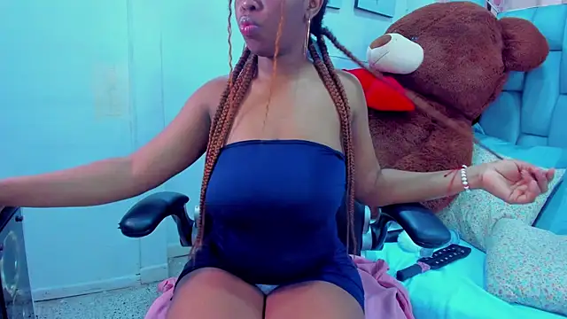 hazellanee online show from November 12, 2025, 5:22 am