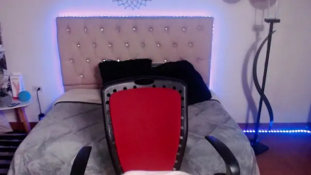 paulina 26 online show from September 22, 2025, 8:04 pm