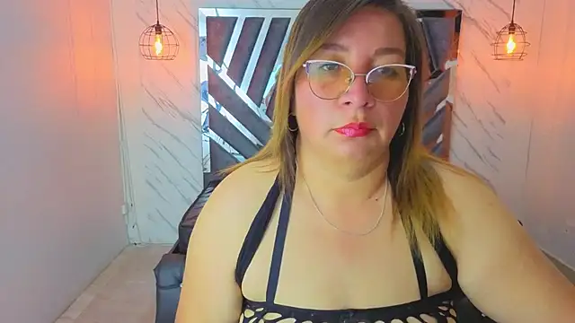 Snapshot of MaylinRosse_ chatting on June 29, 2026, 6:18 pm MaylinRosse online show from June 29, 2026, 6:18 pm