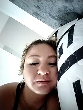 Mia Roushlatin online show from September 28, 2025, 12:01 pm