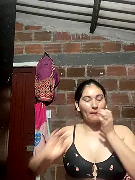 lunasexyhot18 online show from September 18, 2025, 5:05 pm