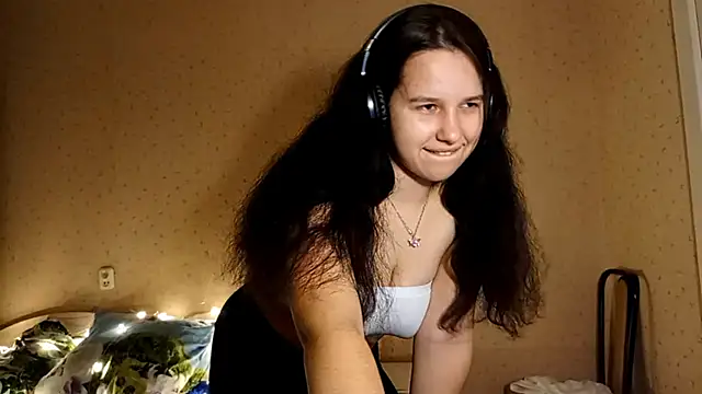MandaDestiche online show from October 3, 2025, 5:14 pm
